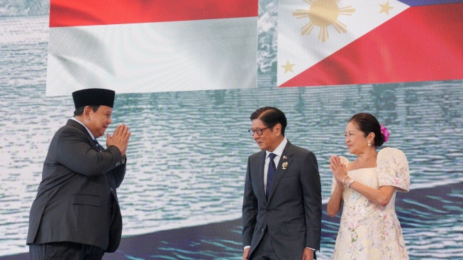 Presiden Prabowo Subianto (kiri) memberi salam saat bertemu Presiden Filipina Ferdinand Marcos Jr. (kedua kanan) yang didampingi Ibu Negara Marie Louise Cacho Araneta Marcos (kanan) sebelum sesi pleno KTT ke-48 ASEAN di Mactan Expo, Cebu, Filipina, Jumat (8/5/2026). [ANTARA FOTO/HO-BPMI/mrh/tom]