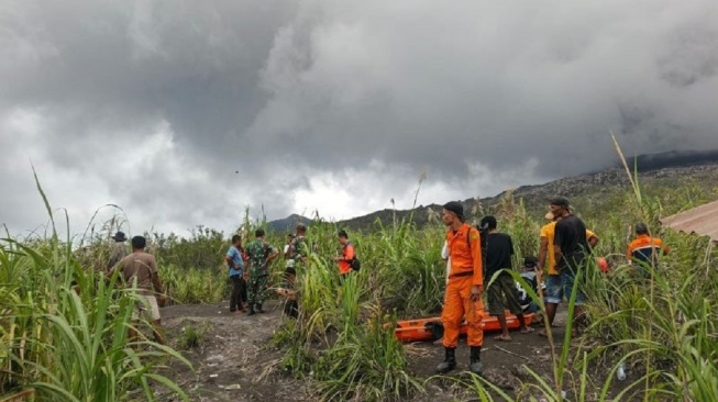 Proses evakuasi pendaki Gunung Dukono Maluku Utara (ANTARA/HO-SAR Ternate)
