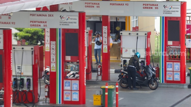 Pengendara mengisi bensin untuk kendaraannya di SPBU Pertamina, kawasan Palmerah, Jakarta, Jumat (8/5/2026). [Suara.com/Alfian Winanto]
