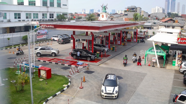 Pengendara mengisi bensin untuk kendaraannya di SPBU Pertamina, kawasan Palmerah, Jakarta, Jumat (8/5/2026). [Suara.com/Alfian Winanto]