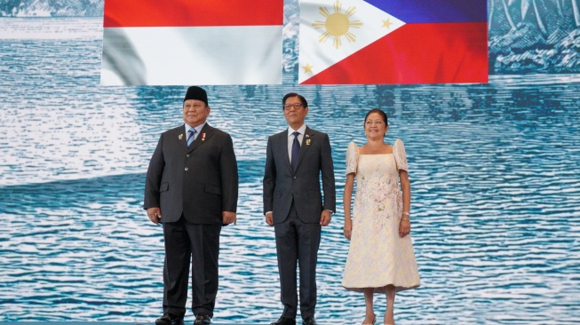 Presiden Prabowo Subianto (kiri) berfoto bersama Presiden Filipina Ferdinand Marcos Jr,. (kedua kanan) dan Ibu Negara Marie Louise Cacho Araneta Marcos (kanan) sebelum sesi pleno KTT ke-48 ASEAN di Mactan Expo, Cebu, Filipina, Jumat (8/5/2026). [ANTARA FOTO/HO-BPMI/mrh/tom]