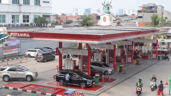 Pengendara mengisi bensin untuk kendaraannya di SPBU Pertamina, kawasan Palmerah, Jakarta, Jumat (8/5/2026). [Suara.com/Alfian Winanto]
