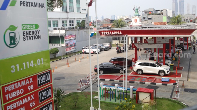 Pengendara mengisi bensin untuk kendaraannya di SPBU Pertamina, kawasan Palmerah, Jakarta, Jumat (8/5/2026). [Suara.com/Alfian Winanto]
