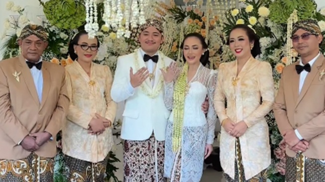 Tangis Soimah Pecah di Pernikahan Sang Putra, Aksa Uyun Resmi Nikahi Yosika Ayumi