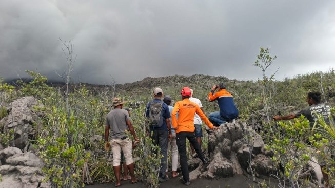 Proses evakusi korban erupsi Gunung Dukono, Halmahera Utara. [Suara.com/Basarnas]