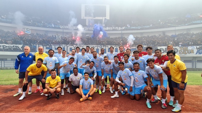 Persib Bandung Siap Tempur Lawan Persija, Ribuan Bobotoh Bakar Semangat Pemain di Sesi Latihan
