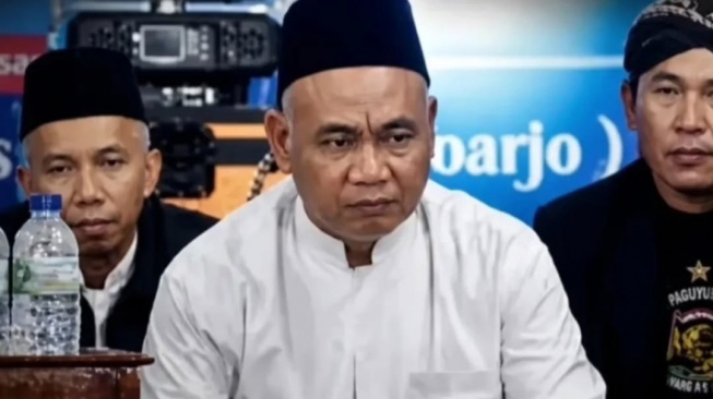 Kiai Ashari menyuruh para korba untuk menelan spermanya. [Instagram]