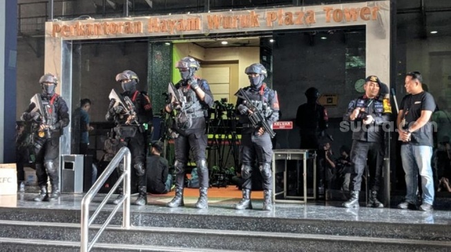 Markas Judi Online Lintas Negara di Hayam Wuruk Digerebek, Polisi Sita Banyak Barang Bukti