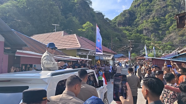Prabowo Tinjau Kampung Nelayan Merah Putih di Gorontalo, Sapa Warga dari Atas Maung
