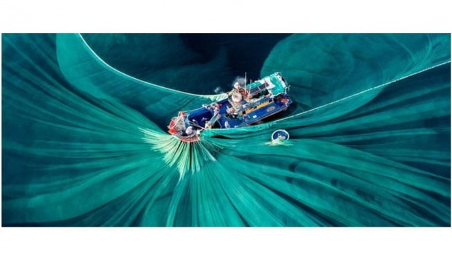 &ldquo;Silk of the Sea&rdquo; karya Cao Thi Ngoc Diem, finalis The Pano Awards Southeast Asia Open Photographer of the Year 2025, yang mengabadikan proses pencucian kain sutra di Phu Yen Vietnam. (Dok: Epson)