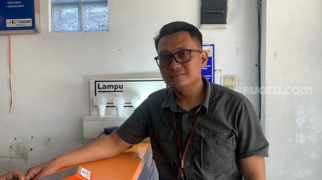 Petugas Penunjang Bisnis Keagenan (PPBK) BRI Cabang Klaten, Sugeng Priyanto, saat meninjau agen BRILink Bambang Margono, Jumat (8/5/2026). (Suara.com/Irwan Febri)