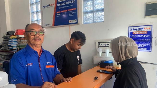 Bambang Margono, pemilik agen BRILink dengan transaksi terbanyak di Klaten pada 2021. (Suara.com/Irwan Febri)