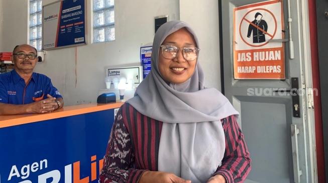 Pelanggan BRILink Bambang Margono, yakni Puji Astuti, usai melakukan transaksi pada Jumat (8/5/2026). (Suara.com/Irwan Febri)