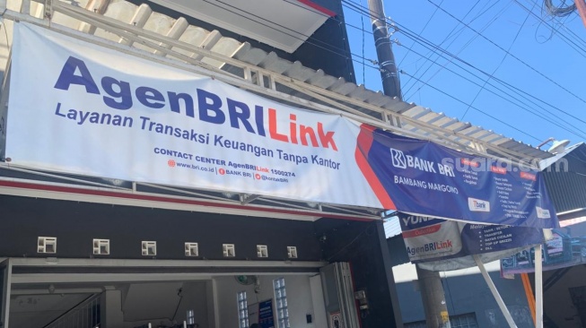 Agen BRILink Bambang Marogono yang menjadi BRILink terbaik di Klaten pada 2021. (Suara.com/Irwan Febri)