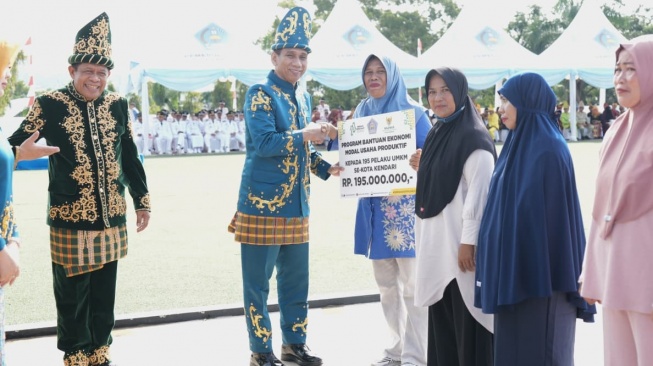 Wamendagri Akhmad Wiyagus menjadi inspektur upacara Peringatan Hari Ulang Tahun (HUT) ke-195 Kota Kendari di Lapangan Upacara Balai Kota Kendari, Sulawesi Tenggara (Sultra). (Dok: Kemendagri)