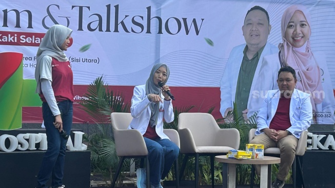 Dokter Spesialis Penyakit Dalam Eka Hospital Bekasi, dr. Melisa Diah Puspitasari, Sp.PD dalam acara senam dan talkshow Diabetes Connection Care (DCC) di Bekasi, Jawa Barat, Minggu (10/5/2026). [Suara.com/Dini Afrianti]