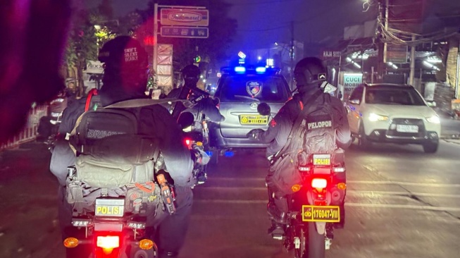 Patroli gabungan Batalyon C Pelopor Satbrimob Polda Metro Jaya dan Polsek Pamulang di Tangerang Selatan, Minggu (10/5/2026) dini hari. [Suara.com/Polda Metro Jaya]