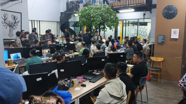 Usut Jaringan Internasional! 321 WNA Operator Judol Jakbar Dipindahkan ke Imigrasi