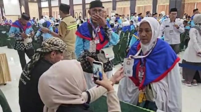 Rasia Jabara Banto, calon Haji asal Papua di Asrama Haji Sudiang, Makassar, Senin, 11 Mei 2026 bersiap menuju Tanah Suci [SuaraSulsel.id/Lorensia Clara]