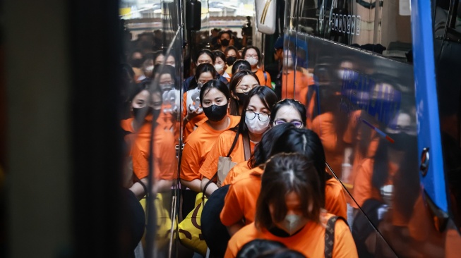 Personel kepolisian menggiring sejumlah tersangka kasus perjudian daring di Perkantoran Hayam Wuruk Plaza Tower, Jakarta, Minggu (10/5/2026). [ANTARA FOTO/Dhemas Reviyanto/nz]