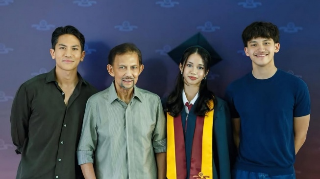 Sultan Hassanal Bolkiah dari Brunei di wisuda anak [Instagram/ameeraahbolkiahh]
