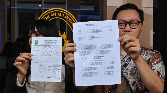 Tim Advokasi untuk Demokrasi (TAUD) yang merupakan kuasa hukum aktivis KontraS Andrie Yunus menunjukkan surat penolakan menghadiri sidang (kanan) dan surat tanda terima (kiri) di Pengadilan Militer II-08 Jakarta, Senin (11/5/2026). [ANTARA FOTO/Fakhri Hermansyah/wsj]