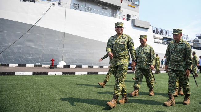 KSAL Laksamana Muhammad Ali (kiri) berjalan usai mengunjungi KRI Canopus-936 di Dermaga Kolinlamil, Jakarta, Senin (11/5/2026). [ANTARA FOTO/Muhammad Adimaja/tom]