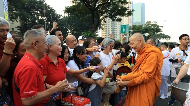 Gema Waisak 2026 di Kemayoran, Ribuan Umat Buddha Ikuti Prosesi Pindapata Nasional