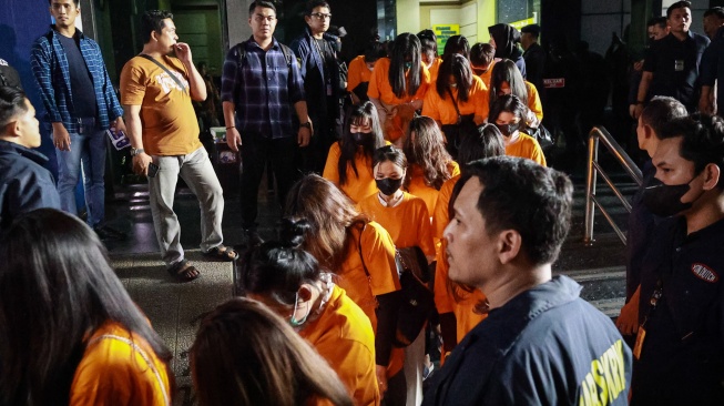 Personel kepolisian menggiring sejumlah tersangka kasus perjudian daring di Perkantoran Hayam Wuruk Plaza Tower, Jakarta, Minggu (10/5/2026). [ANTARA FOTO/Dhemas Reviyanto/nz]
