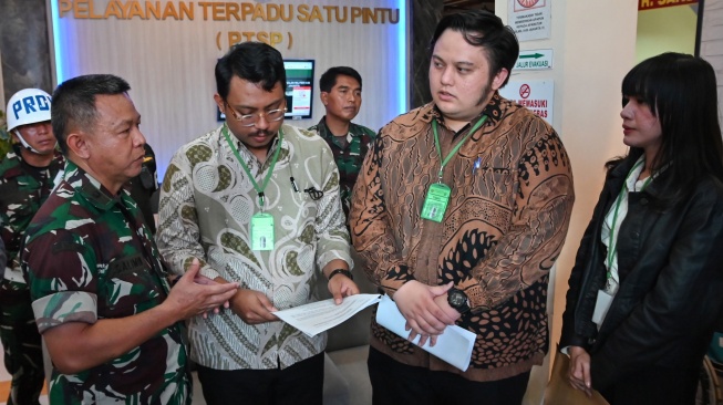Tim Advokasi untuk Demokrasi (TAUD) yang merupakan kuasa hukum aktivis KontraS Andrie Yunus, Alif Fauzi Nurwidiastomo (ketiga kiri) bersama Airlangga Julio (kedua kanan) berbincang dengan Panitera Pengadilan Militer II-08 Jakarta Mayor Chk Salimin (kedua kiri) saat menyerahkan surat penolakan untuk menghadiri sidang di Pengadilan Militer II-08 Jakarta, Senin (11/5/2026). [ANTARA FOTO/Fakhri Hermansyah/wsj]