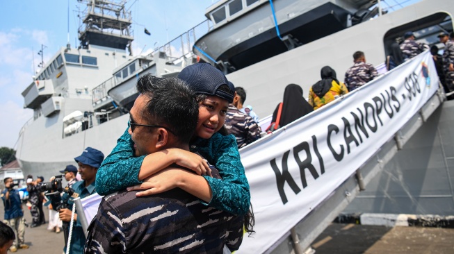 Prajurit TNI AL awak KRI Canopus-936 memeluk anaknya saat tiba di Dermaga Kolinlamil, Jakarta, Senin (11/5/2026). [ANTARA FOTO/Muhammad Adimaja/tom]