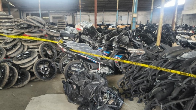 Penampungan motor ilegal di kawasan Kemandoran, Kebayoran Lama, Jakarta Selatan. [Suara.com/Faqih]