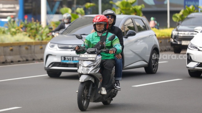 Pengemudi ojek online menunggu penumpang di kawasan senayan, Jakarta, Senin (11/5/2026). [Suara.com/Alfian Winanto]
