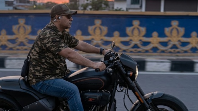Tanpa Helm Kendarai Moge 300 Kg, Sebuas Apa Moge Harley Ketua DPRD Kepri Iman Sutiawan?