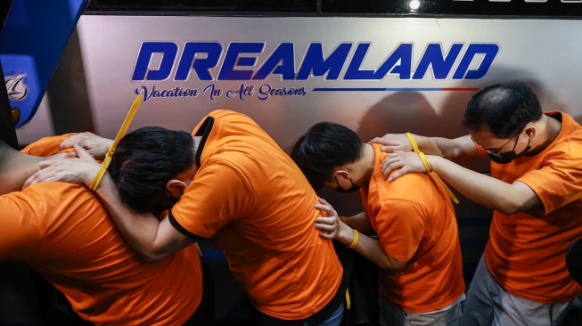 Personel kepolisian menggiring sejumlah tersangka kasus perjudian daring di Perkantoran Hayam Wuruk Plaza Tower, Jakarta, Minggu (10/5/2026).  [ANTARA FOTO/Dhemas Reviyanto/nz]