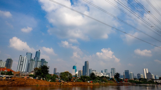 Suasana pemukiman penduduk dengan latar belakang gedung bertingkat di Jakarta, Selasa (12/5/2026). [Suara.com/Alfian Winanto]