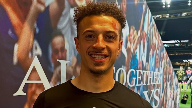 Dituduh Diving, Kapten Leeds United Tampil Interview dengan Luka di Kepala
