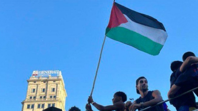 Pakai Kaos Anti Madrid Lamine Yamal Kibarkan Bendera Palestina di Parade Juara Barcelona