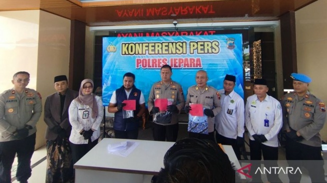 Kapolres Jepara AKBP Hadi Kristanto didampingi Kasat Reskrim AKP M. Faizal Wildan U.R dan sejumlah tamu undangan saat konferensi pers di Mapolres Jepara, Jawa Tengah, Selasa (12/5/2026). [ANTARA/Akhmad Nazaruddin Lathif]