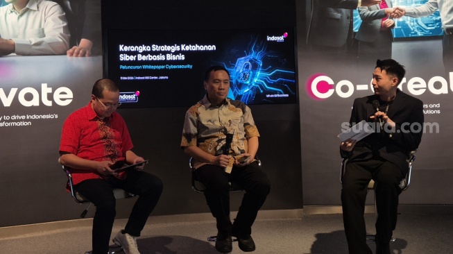 Peluncuran Whitepaper terbaru bertajuk A Business-Centric Framework for Enterprise Cyber-Resilience, oleh pakar cybersecurity Charles Lim (tengah) di Jakarta, Senin (11/5/2026). [Suara.com/Dythia]