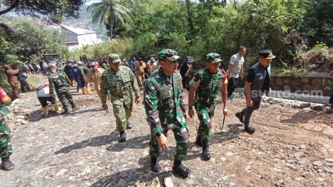 TNI Bangun Jalan di Pedalaman Cilegon, Distribusi Hasil Bumi Jadi Lebih Mudah