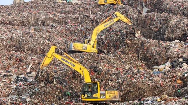 Sejumlah alat berat eskavator memindahkan sampah di Tempat Pembuangan Sampah Terpadu Bantargebang, Cikiwul, Bekasi, Jawa Barat, Senin (11/5/2026). [ANTARA FOTO/Darryl Ramadhan/wsj]
