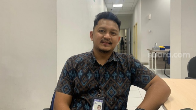 Relationship Manager (RM) KPR BRI Cabang Adisucipto, Rizky Ferniawan, saat ditemui di kantornya, Selasa (5/12/2026). (Suara.com/Irwan Febri)