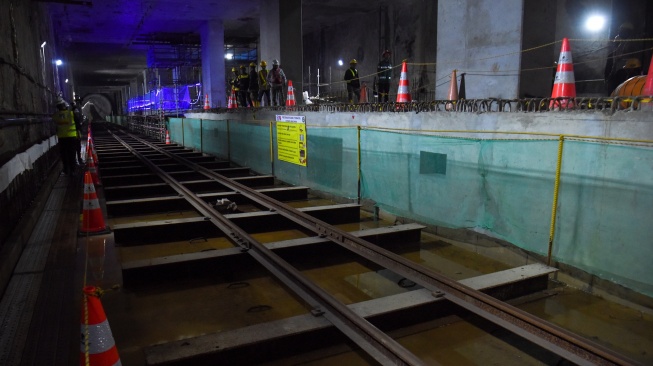 Pekerja menyelesaikan proyek pembangunan tunnel MRT Harmoni-Sawah Besar di Jakarta, Selasa (12/5/2026). [ANTARA FOTO/Indrianto Eko Suwarso/sgd]