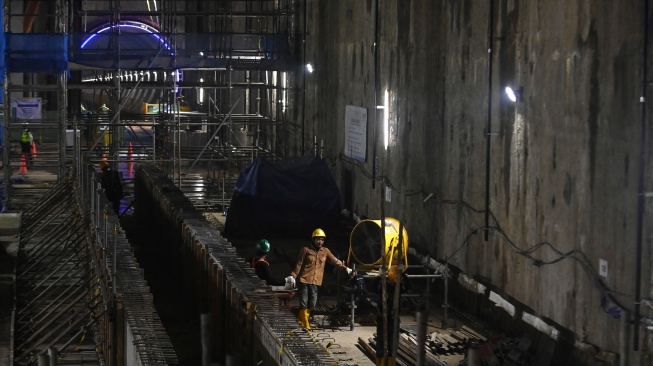 Pekerja menyelesaikan proyek pembangunan tunnel MRT Harmoni-Sawah Besar di Jakarta, Selasa (12/5/2026). [ANTARA FOTO/Indrianto Eko Suwarso/sgd]