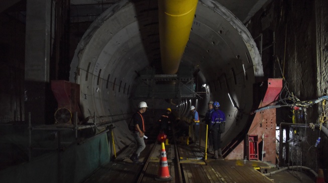 Pekerja memantau proyek pembangunan tunnel MRT Harmoni-Sawah Besar di Jakarta, Selasa (12/5/2026). [ANTARA FOTO/Indrianto Eko Suwarso/sgd]