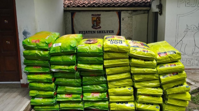 Donasi makanan hewan di Pejaten Shelter.(Dokumentasi pribadi)