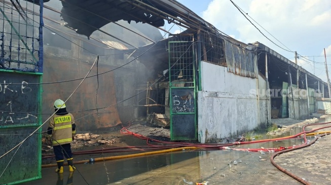 Petugas Damkar Masih Lakukan Pendinginan di Lokasi Kebakaran Pergudangan Miami Kalideres