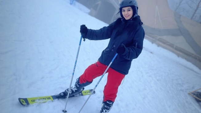 Vanessa Nabila suka bermain ski di luar negeri (Instagram/@vanessanabila91)