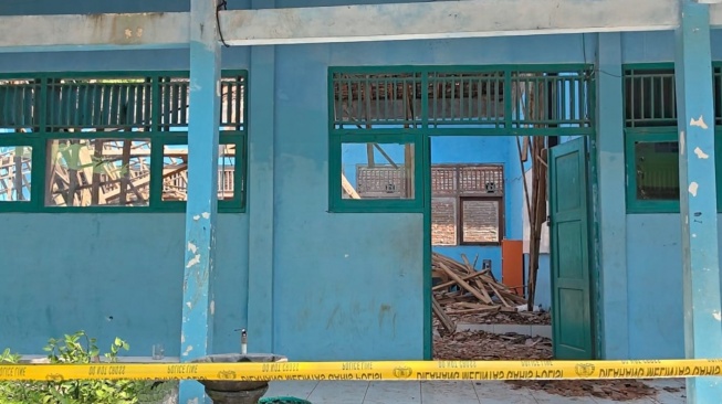 Kondisi atap salah satu ruang MTs Muhammadiyah 4 Dukuh Bulu, Desa Karanganyar, Kecamatan Sambungmacan, Kabupaten Sragen roboh. [Suara.com/Ari Welianto]